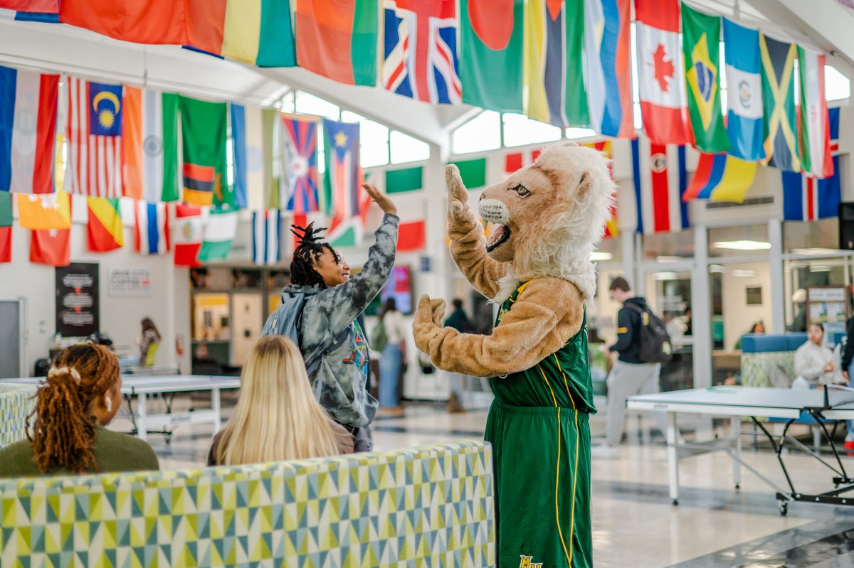 MethodistU's tweet photo. It's way too cold outside, but King's heart is warm from our students returning to campus for #FDOC. Welcome back, Monarchs! 💚🦁

📸: https://t.co/PnXkrDI7Y3 https://t.co/lj9ngjPQvU