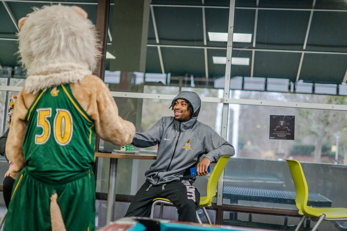 MethodistU's tweet photo. It's way too cold outside, but King's heart is warm from our students returning to campus for #FDOC. Welcome back, Monarchs! 💚🦁

📸: https://t.co/PnXkrDI7Y3 https://t.co/lj9ngjPQvU