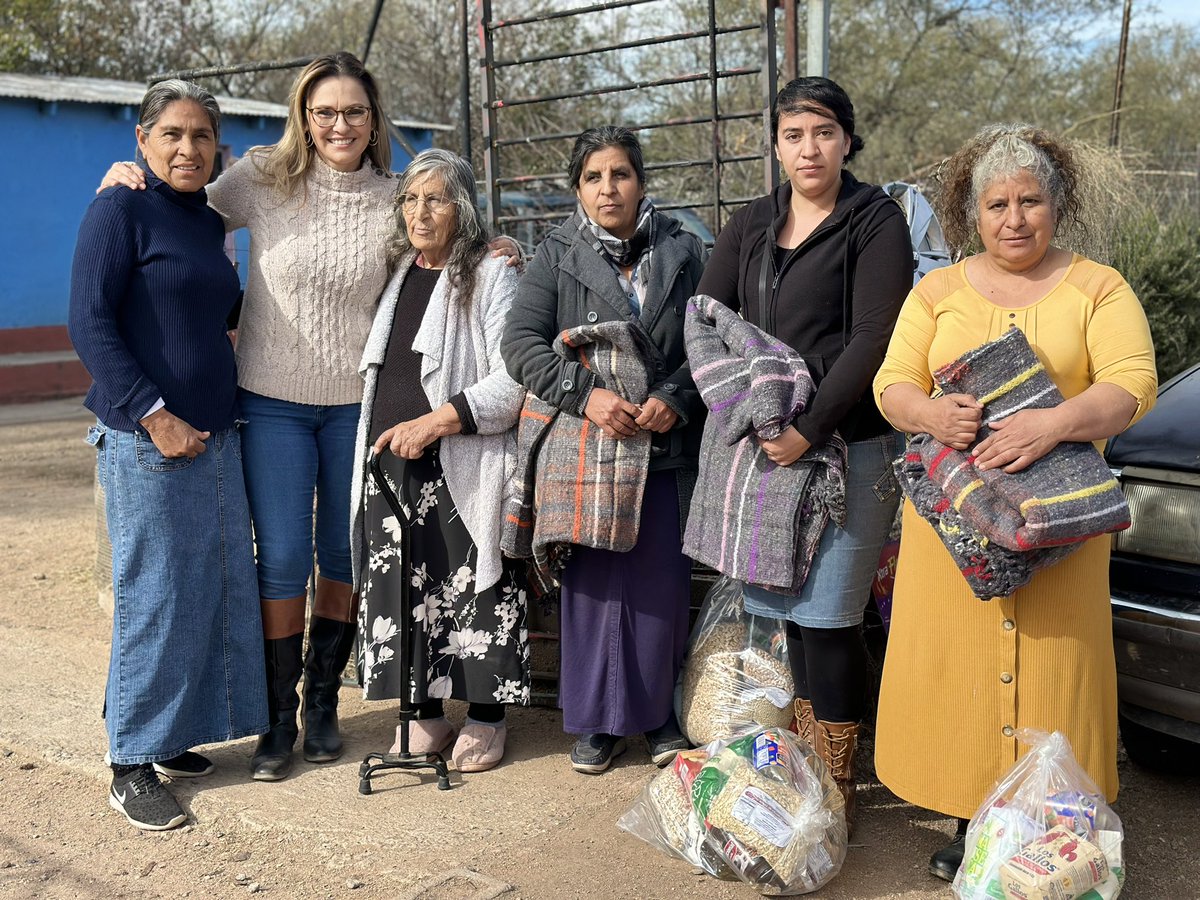 Hoy visité a los habitantes del Ejido El Cibuta, donde junto a Irene Samaniego visitamos las casas y entregamos un paquete de despensa y cobijas para ellos. Seguiré pendiente de mi distrito y estaré trabajando de la mano junto a ellos. #AzaliaGuevara #Porunmejormañana