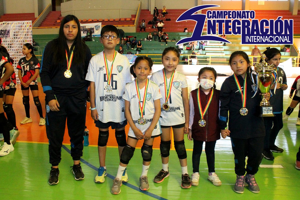 lpbolivarvoley's tweet photo. #campeonatointegración2024
Les dejamos algunas postales de la premiación, los premiados!
#lapazbolivarvoley #últimodía
#LPBV
#NacimosParaSerGrandes https://t.co/0EuoTcVjzK