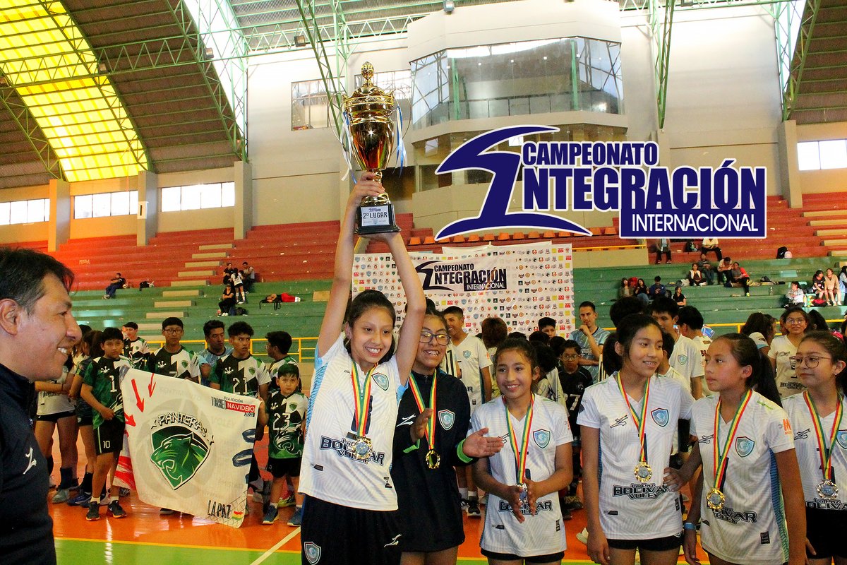 lpbolivarvoley's tweet photo. #campeonatointegración2024
Les dejamos algunas postales de la premiación, los premiados!
#lapazbolivarvoley #últimodía
#LPBV
#NacimosParaSerGrandes https://t.co/0EuoTcVjzK