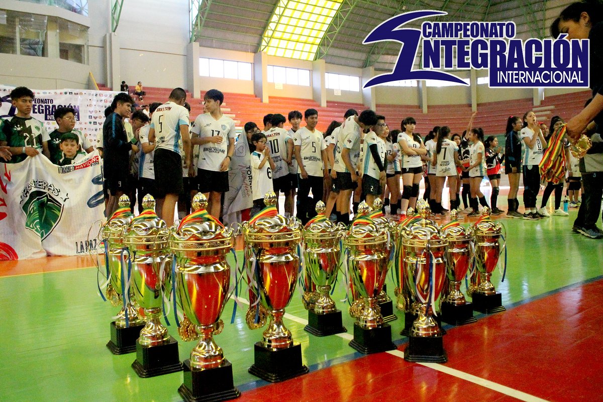 lpbolivarvoley's tweet photo. #campeonatointegración2024
Les dejamos algunas postales de la premiación, los premiados!
#lapazbolivarvoley #últimodía
#LPBV
#NacimosParaSerGrandes https://t.co/0EuoTcVjzK