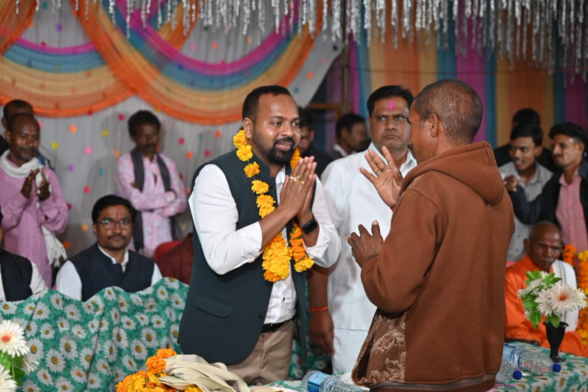 DipeshSahuBJP's tweet photo. ग्राम जमघट में मर्यादा पुरुषोत्तम भगवान श्रीरामचन्द्र जी की परम सखा एवं अनन्य भक्त महाराज गुहा जयंती में सम्मिलित हुआ एवं नए निषाद समाज के सामुदायिक भवन का लोकार्पण किया।
#cg #MLA #dipeshsahu #vidhayak #bemetara #mladipeshsahu #निषाद_गुहाराज #Dipesh https://t.co/rvLOY5zJrK