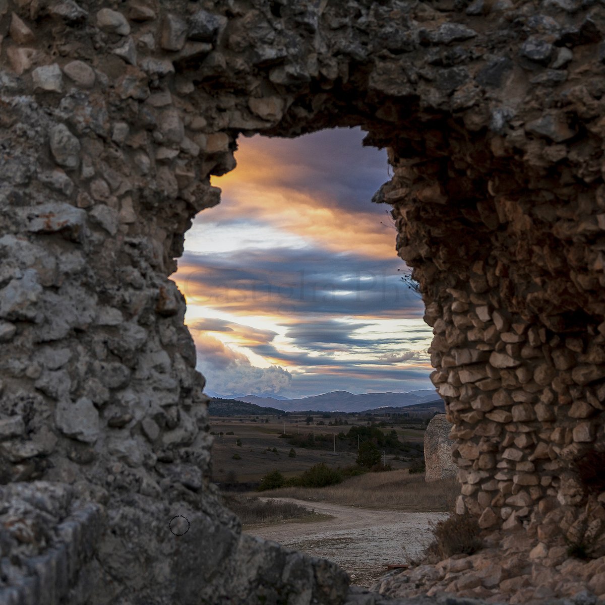 rocaphotography's tweet photo. Tramonto a Peltuinum.
Abruzzo,Italy. 
#peltuinum #abruzzo #laquila #Italia #italy #scenery #photooftheday #picoftheday #photography #nature #sunset #sunsets #tramonto #tramonti #TwitterNatureCommunity #landscapephotography #landscape #landscapes #robertocastigliaphotography https://t.co/31d5HT5WOr