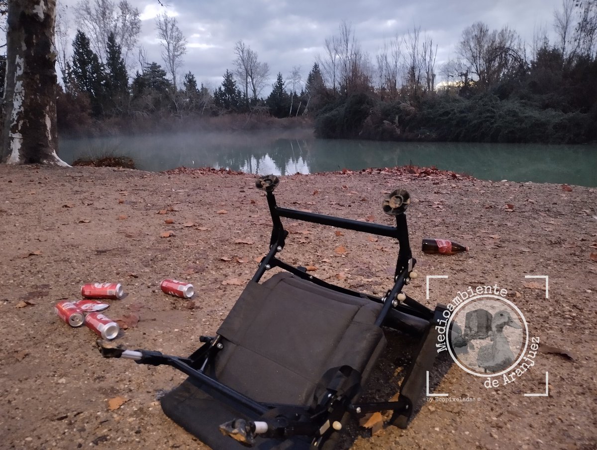 MA_Aranjuez's tweet photo. Está claro que no todos vemos lo mismo cuando nos sentamos frente a un río... este no fue capaz ni de llevarse la silla
#ImpactosAmbientalesAranjuez
#ImpactosRedNatura2000
#residuos
#Aranjuez https://t.co/DaFqUUPwQ7