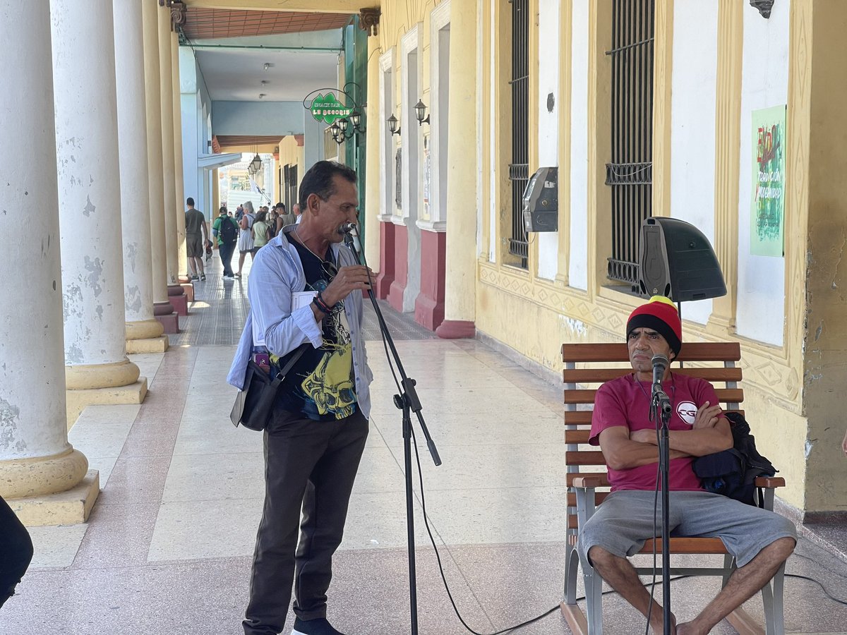 manueldositeo's tweet photo. “Huellas en el tiempo”
👉Conversatorio con el artista plástico Vladimir Sánchez Pérez sobre su gran trayectoria en el Colectivo Plástico Bayado con categoría Nacional. Celebrando la 41 Semana de la Cultura  Holguinera.
#SomosCulturaHolguín
#SemanadelaCulturaHolguinera https://t.co/d9tvG0eISA