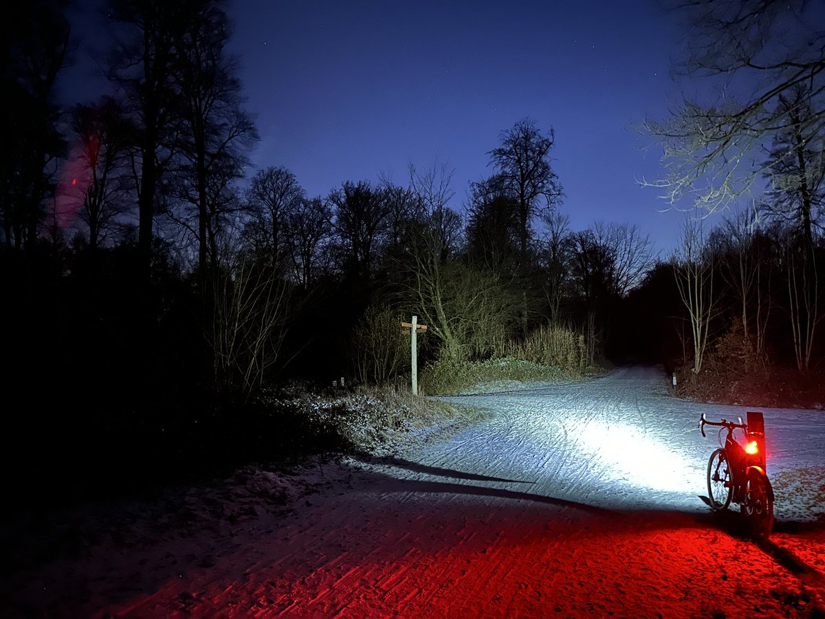 greef_kris's tweet photo. Evening ride in the snow #alwaysbecycling #woonwerkfietser #bike2work https://t.co/539ub26P6d