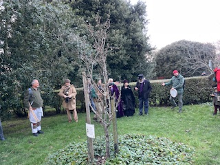 rashmeerl's tweet photo. Lovely to join @Richstories, @julian_may &amp; our larger communtiy at the wassail in the Pleasaunce in east #greenwich, which featured high on @Tradfolketc's nation-wide listing. https://t.co/JrKfHtKyzj