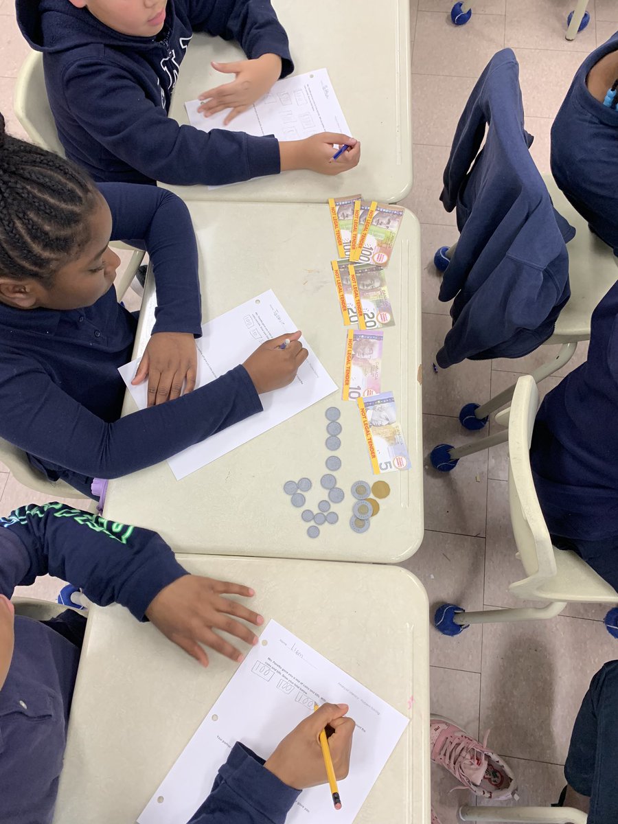 mrs_panetta's tweet photo. Financial Literacy: Working with elbow partners to organize and count large dollar amounts 💵💰@SCG_TCDSB @TCDSB https://t.co/ythhsawFrX