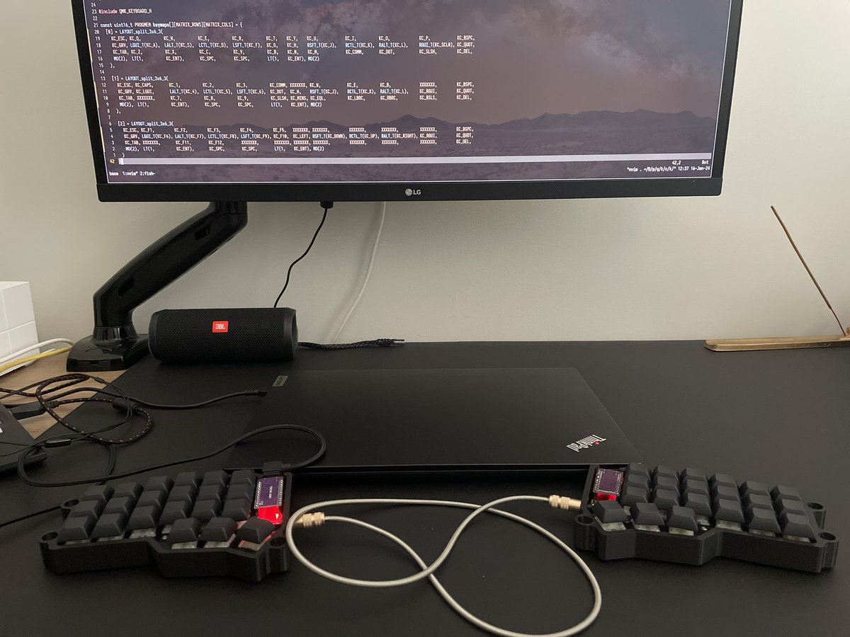 crnvl96's tweet photo. Chegou a encomenda mais esperada do ano! 
Depois de mais ou menos uma tarde de treino, já tá rolando uma digitação mais fluida, mas ainda falta pegar mais familiaridade com o controle do WM.

Sim, Home row mods são tudo isso mesmo. 

Trampo incrível do mano @neversaytop https://t.co/rGHuwxGl3v