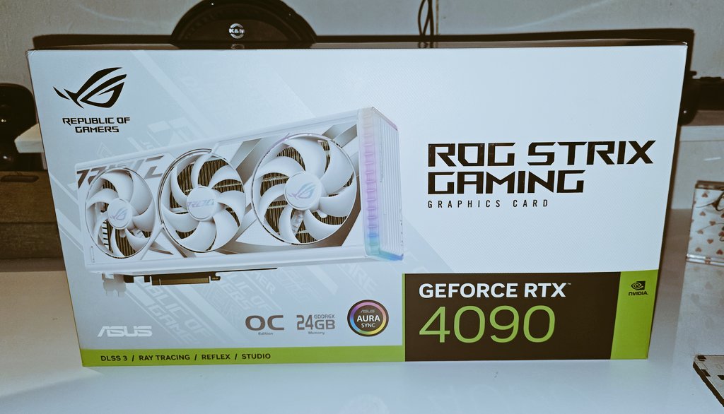GStaebchen's tweet photo. Und hier das letzte Teil für meinen
neuen Build - eine 4090 - und dazu passend in weiß! 😍😍😍
#asus #nvidia #rtx4090 #rog #newbuild #gamingpc
#gamer #nerd #smallstreamer #contentcreator #twitch
#youtube #happy #gamingstaebchen #picoftheday https://t.co/LlVdWj42JM