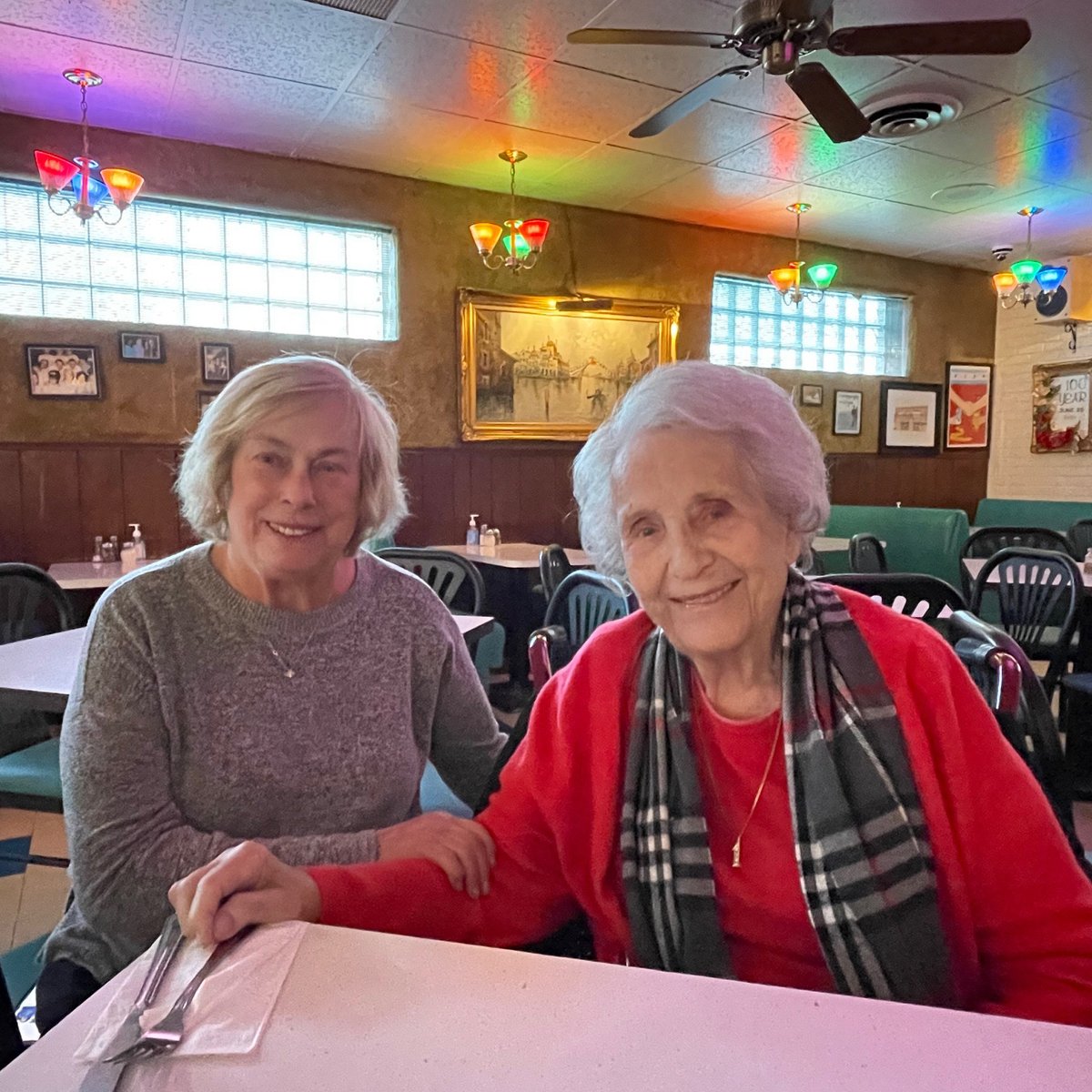 Appreciation post for two Chicago pizza legends: Jean Malnati Miller (right) of Lou Malnati's and Rose George (left) of Vito &amp; Nick’s. 🤝 👑 #IYKYK #pizzaroyalty