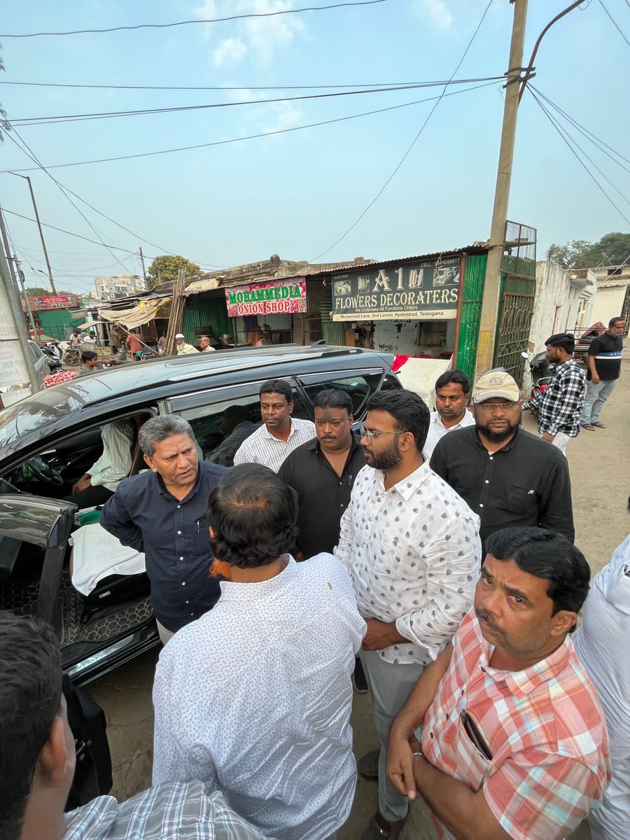 AimimBadaruddin's tweet photo. On the instructions of AIMIM President Br @asadowaisi Sb, MLA @kausarmohiuddin Sb along with Mohd Ameeruddin and Mohd Haroon Farhaan AIMIM Co-Corporator Visited MD lines Owaisi Community Hall On this occasion active members were seen. https://t.co/VT4aFvOsPp