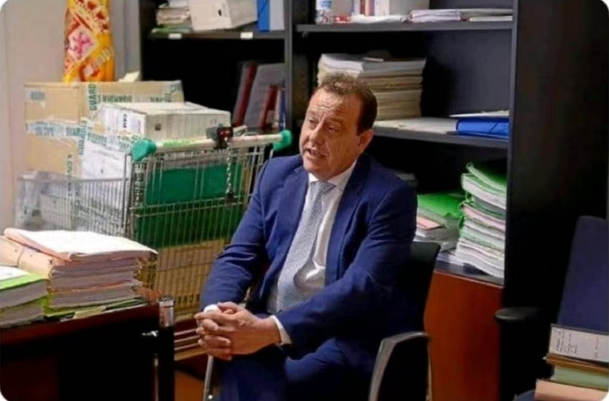 Ver a un fiscal hablando de delincuencia y corrupción con un carro mangado del Mercadona, solo pasa en España.