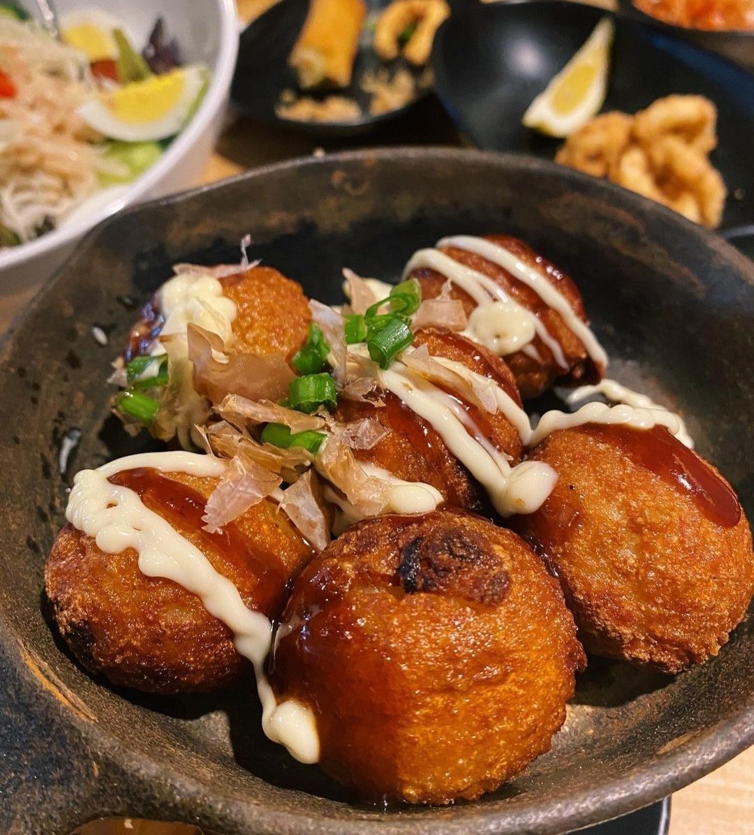 gyukaku_yegAB's tweet photo. 🍤🔥 Appetizer lovers, unite! At Gyu-Kaku Japanese BBQ in downtown Edmonton, we want to know: What's your go-to appetizer?
#GyuKaku #ExploreEdmonton #EdmontonExplorer #YegFoods #YegFoodies https://t.co/qqSxQu4JIA