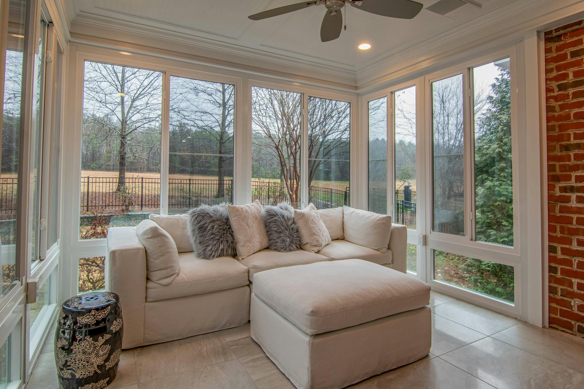 Constructionh14's tweet image. Experience the beauty of nature from the comfort of your living room! A stunning glass window wall brings the outside in, framing picturesque garden viewsLivingRoomInspo #HomeDesign #GlassWindows #NatureConnection #InteriorDesign #GardenVibes #DreamHome #Indoor#HomeDecorIdeas