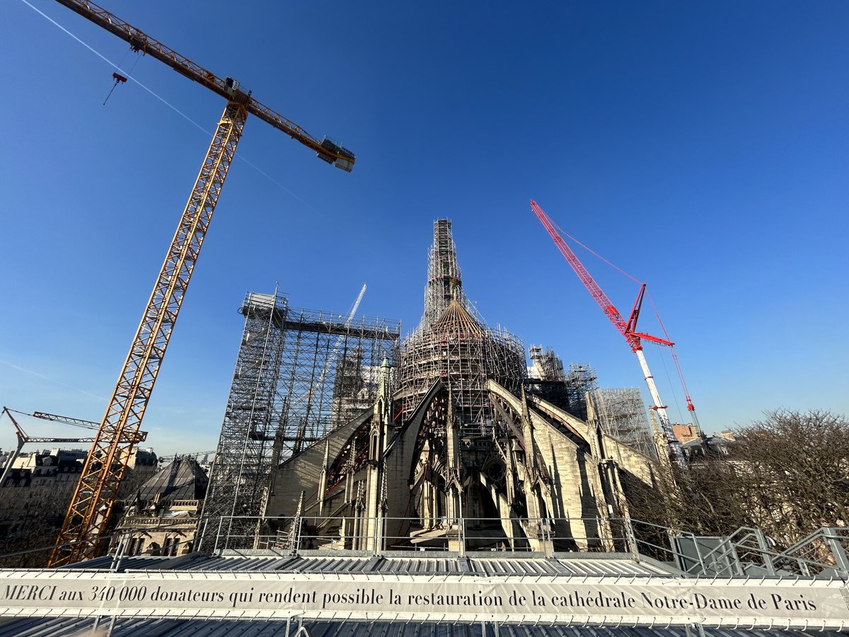 🏗️ La flèche réapparaît dans le ciel de ⁦⁦⁦<a href="/Paris/">Paris</a>⁩ . MERCI à tous les donateurs et mécènes qui redonnent vie à #NotreDameDeParis grâce à leur incroyable élan de générosité ! ⁦<a href="/fond_patrimoine/">Fondation du patrimoine</a>⁩ ⁦<a href="/FondationND/">Fondation Notre Dame</a>⁩ ⁦<a href="/rebatirNDP/">Rebâtir Notre-Dame de Paris</a>⁩