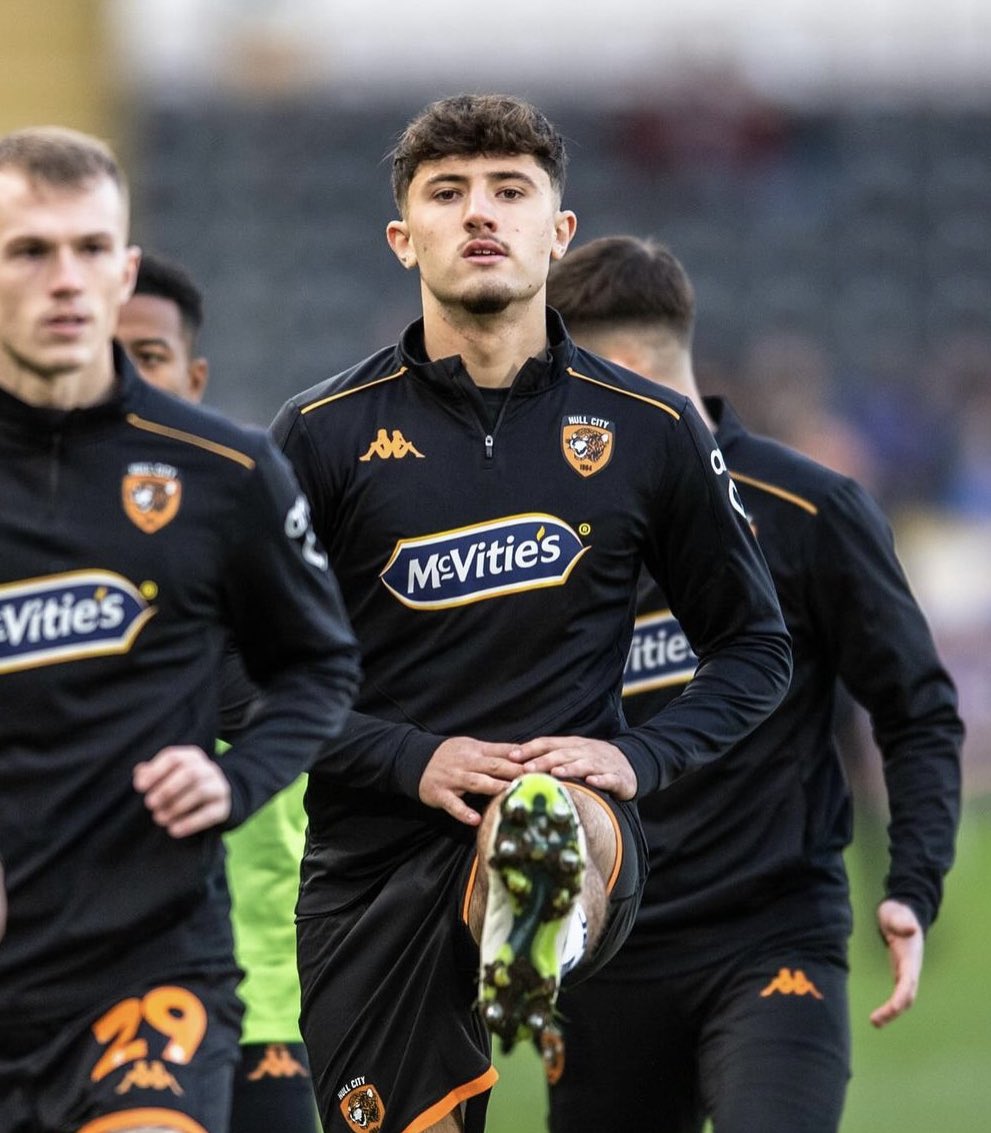 ASHBEE STARTS!

How time flies…⚫️🟠

Stanley Ashbee 2008 👶🏼 - 2024 🐯

Great to see the son of our greatest ever Captain following in his father’s footsteps. 

Congratulations to the Ashbee family. #hcafc