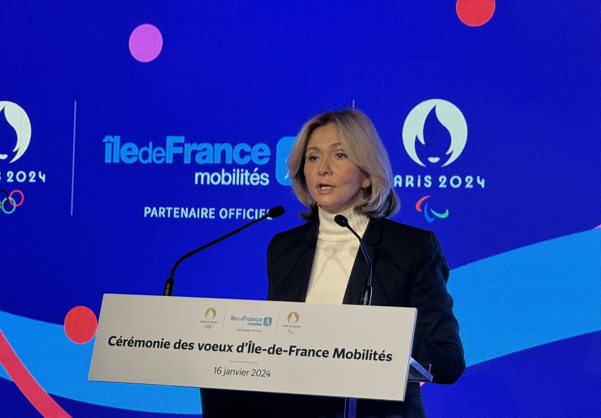 La mairie de <a href="/VilledeNeuilly/">Ville de Neuilly</a> représentée aux vœux de <a href="/IDFmobilites/">IDF Mobilités</a>. Sa présidente <a href="/vpecresse/">Valérie Pécresse</a> insiste sur la Porte Maillot aux portes de #Neuilly avec #Eole et le tram T3. Autre bonne nouvelle: le ticket de métro sur #iPhone à la fin du 1er semestre 2024.