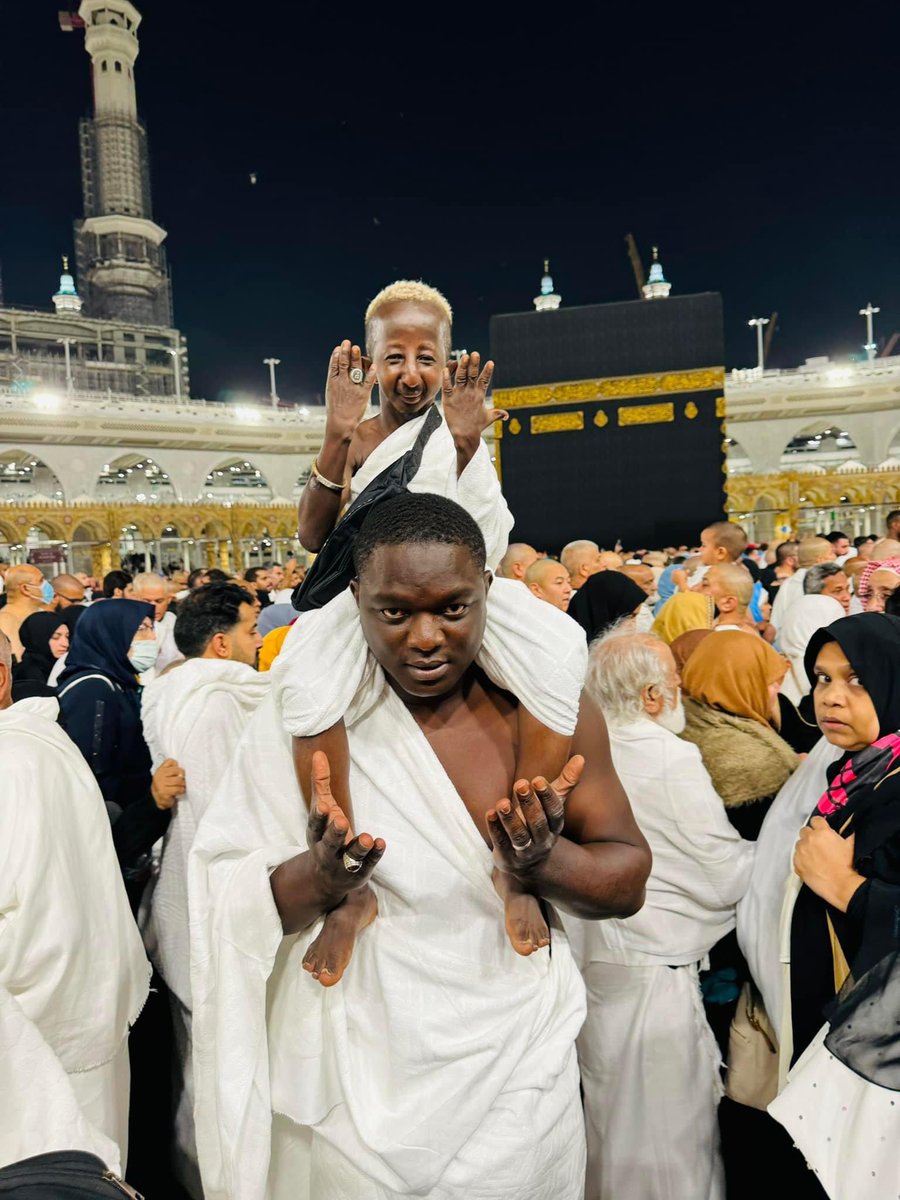 GRAND_P_'s tweet photo. Mon Seigneur, permets-moi d'être reconnaissant pour ta faveur que tu m'as accordée ainsi qu'à mes parents 🤲 merci pour ta grâce divine 🕋🕋🕋🤲🤲 Seigneur protège moi le peuple guinéen 🇬🇳 et Son Excellence Président Mamadi Doumbouya 🤲 veille sur l’Afrique 🙏 https://t.co/Bs22anQgHT