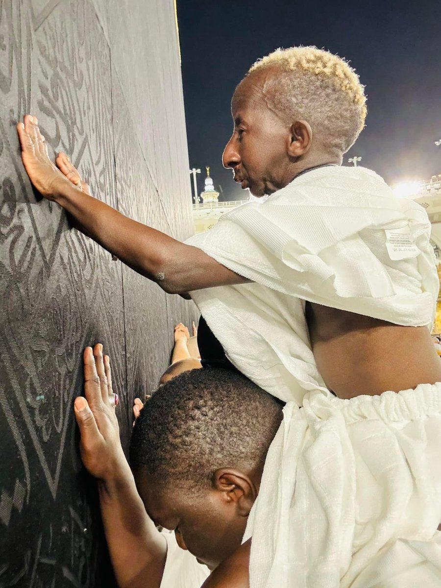 GRAND_P_'s tweet photo. Mon Seigneur, permets-moi d'être reconnaissant pour ta faveur que tu m'as accordée ainsi qu'à mes parents 🤲 merci pour ta grâce divine 🕋🕋🕋🤲🤲 Seigneur protège moi le peuple guinéen 🇬🇳 et Son Excellence Président Mamadi Doumbouya 🤲 veille sur l’Afrique 🙏 https://t.co/Bs22anQgHT