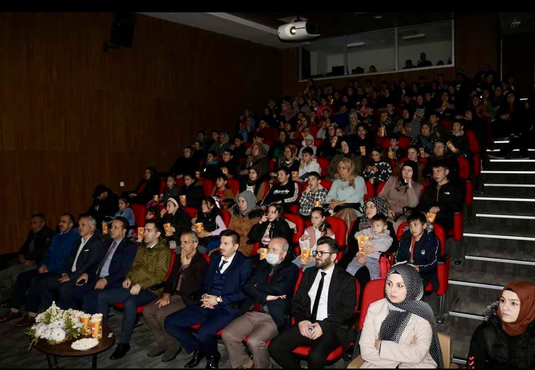 klavuzlusnk's tweet photo. Kaymakamımız Sn. Hakan Köksal "Asarcık Sinema Günleri" projesi kapsamında okulumuz öğrencileri ile birlikte sinema keyfi yaşadılar.
@tcmeb @samsunmem @tc_asarcik @MustafaZDL4 @fahrier8 @55Akkus @AbdullahYLDRM55 https://t.co/iGLKWTtqJa