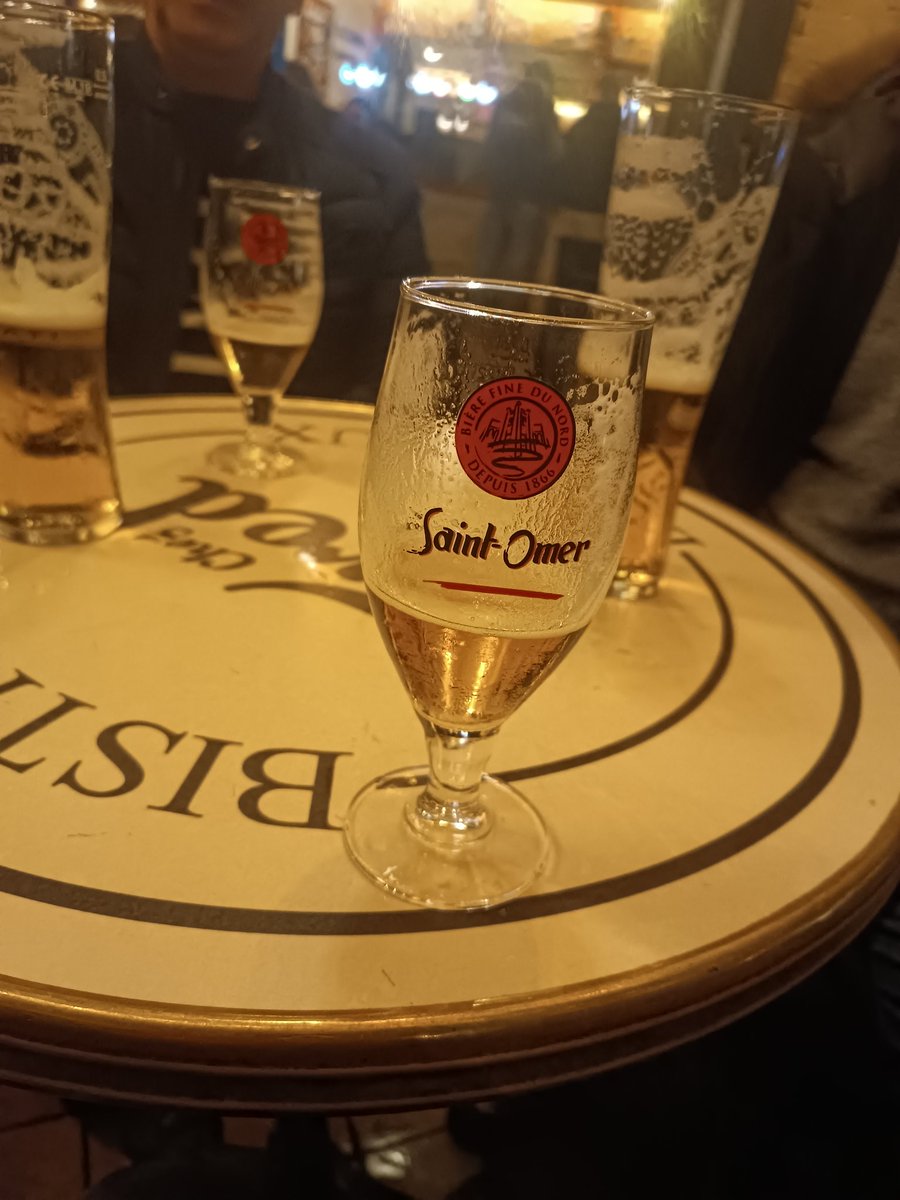 J'ai ouvert la porte
Il faisait tout noir
J'ai eu peur 
On se console 😁