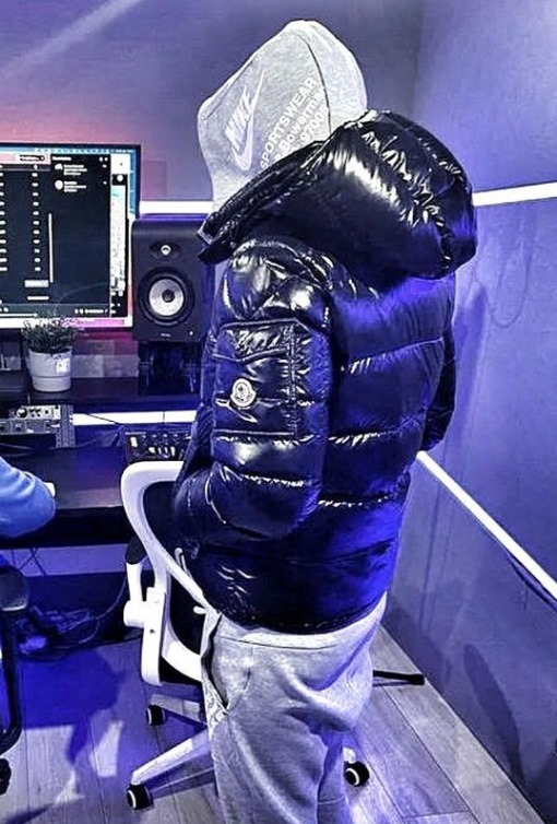 Fantasy_Findom's tweet photo. This is where he controls you from, thousands of online subs sending cash everyday to an anonymous puffer jacket dom. https://t.co/Uv8poKQtvD