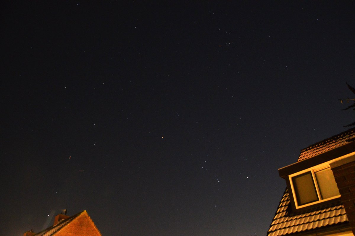 johan_klos's tweet photo. Goedenavond het is weer een mooie #sterrenhemel vanavond nog even #genieten van de #orion #stier en de #voerman #sterrenhemel @phi48 @waddensky_nl @Maanwijzer met nog wat #sneeuw op #daken in #alblasserdam https://t.co/4xAULmcHFH