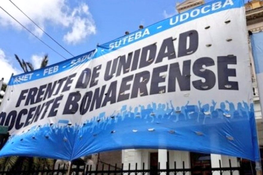 LaFEB's tweet photo. 📢 AUMENTO SALARIAL POR DECRETO DEL 25% PARA LOS DOCENTES  Y ESTATALES BONAERENSES

COMUNICADO DEL #FUDB
👇🏻
https://t.co/2Idg9sD86q https://t.co/sKuaVG2qDq