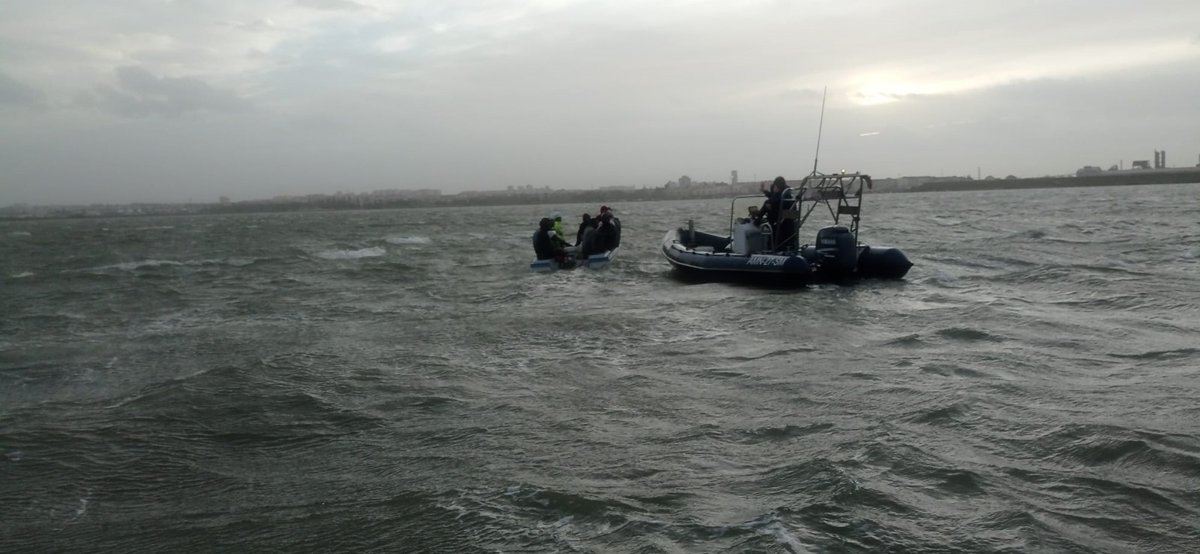 amn_portugal's tweet image. Foram esta tarde auxiliadas 13 pessoas a bordo de uma embarcação que se encontrava em dificuldades, devido às condições meteorológicas adversas que se faziam sentir, ao largo da praia do Rosário, no concelho da #Moita.

🗞️ facebook.com/AutoridadeMari…

#PolíciaMarítima #AMN