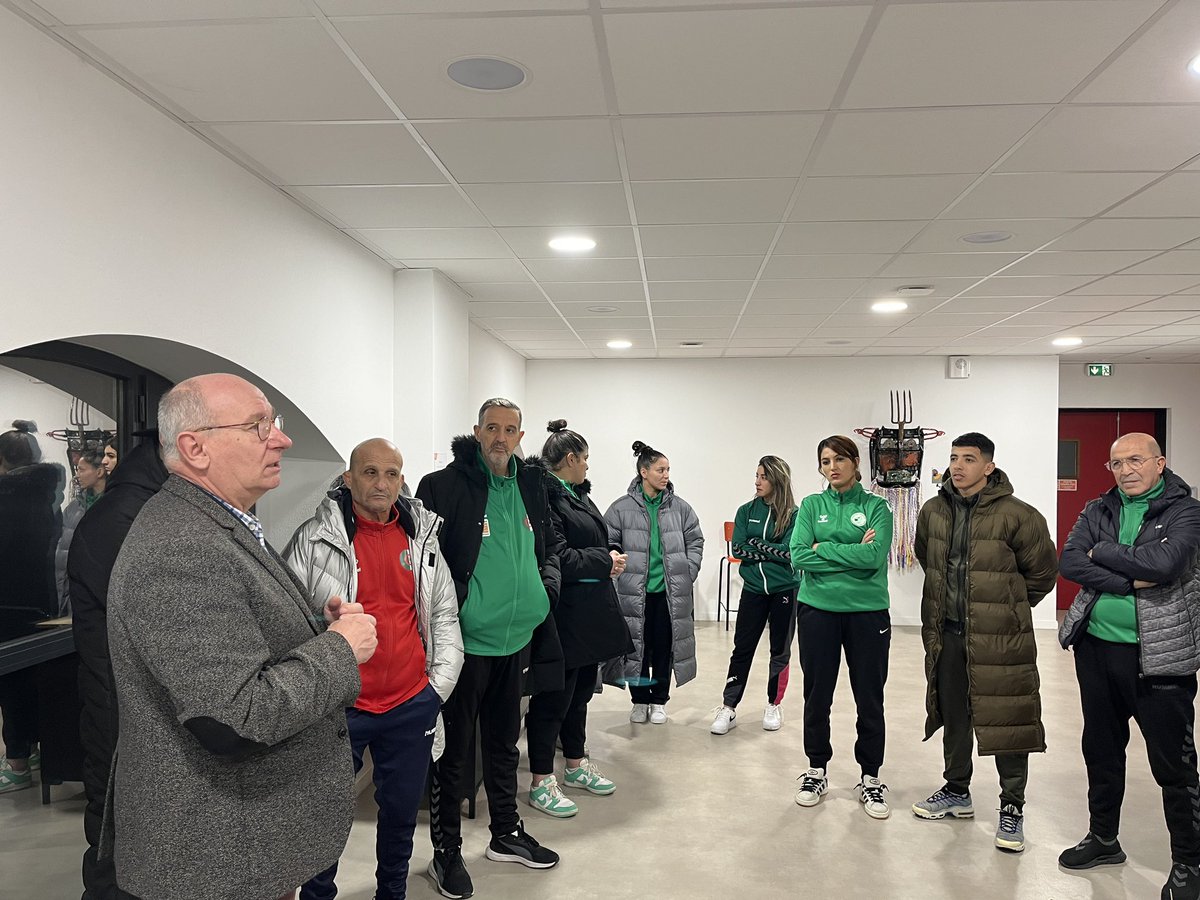 CARCThierry's tweet photo. La @CARCThierry accueille avec fierté l’équipe nationale d’Algérie de #judo pour un programme d’#entrainements et de rencontres : 1er stop à l’#aiguillage avec dégustation de la meilleure galette du département ! Demain 1ers entraînements au #dojo centre de préparation @Paris2024 https://t.co/oNmzj5HqYj
