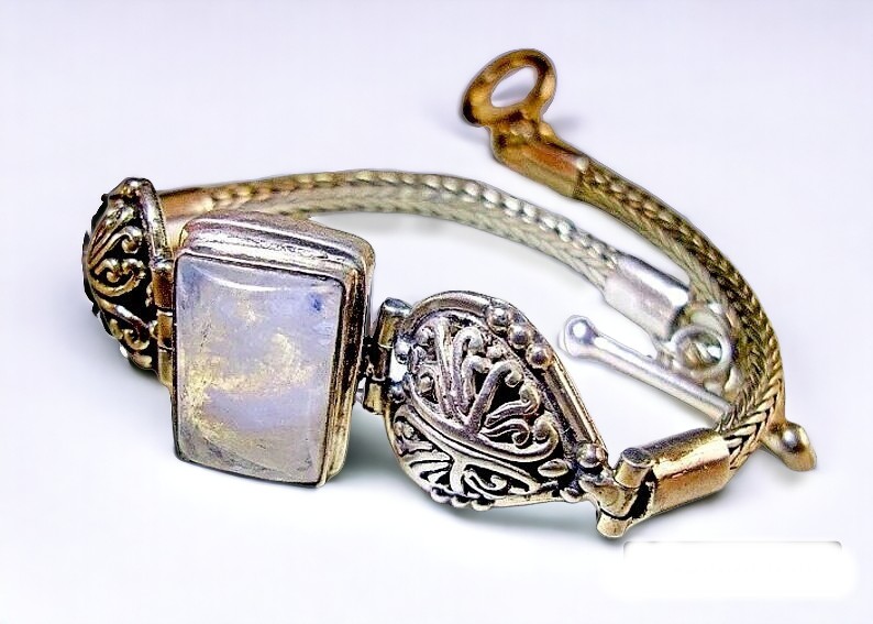 renaissancefai's tweet photo. https://t.co/tZS4hLApmJ
#bracelet #snakeChain #sterlingSilver #gemstone #moonstone #heart #filigree #925 #genuine #cabochon #keepsake #giftforHer #toggleClasp #mothersDay https://t.co/1IVZALA86j