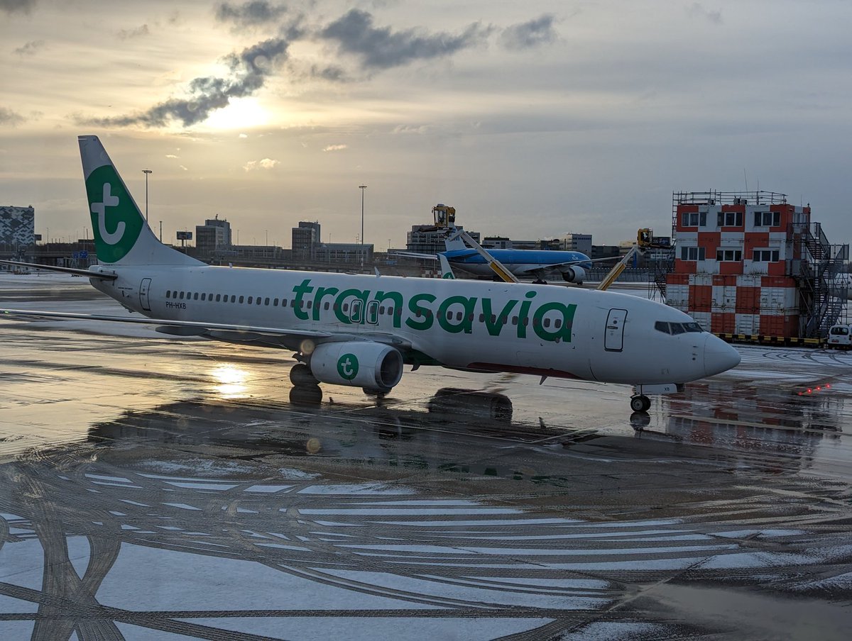 MathijsSienders's tweet photo. @roequavic @Schiphol En ja, we gebruiken ze allemaal tegelijk en hebben daar voldoende mensen voor 😉. #vrijwilligers https://t.co/gHoM9QeTwT