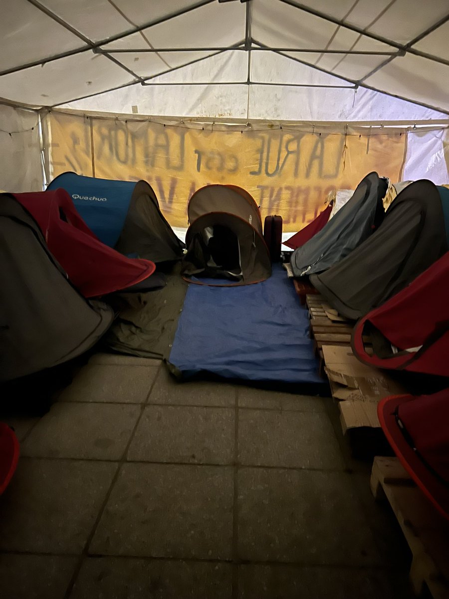 sandrousseau's tweet photo. .@EmmanuelMacron nous écouterons vos propos depuis le campement de sans abris, à Solférino où nous dormirons avec @MC_Garin 
Il va faire froid. Nous espérons que vous comprendrez l’urgence d’agir sur le logement et que vous n’aurez pas que de l’indifférence. https://t.co/PGZ1OSOUzQ