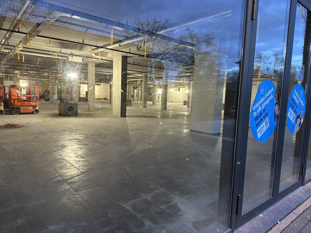 Van de #AlbertHeijn op de t #Goylaan staan alleen de muren nog overeind #Hoograven