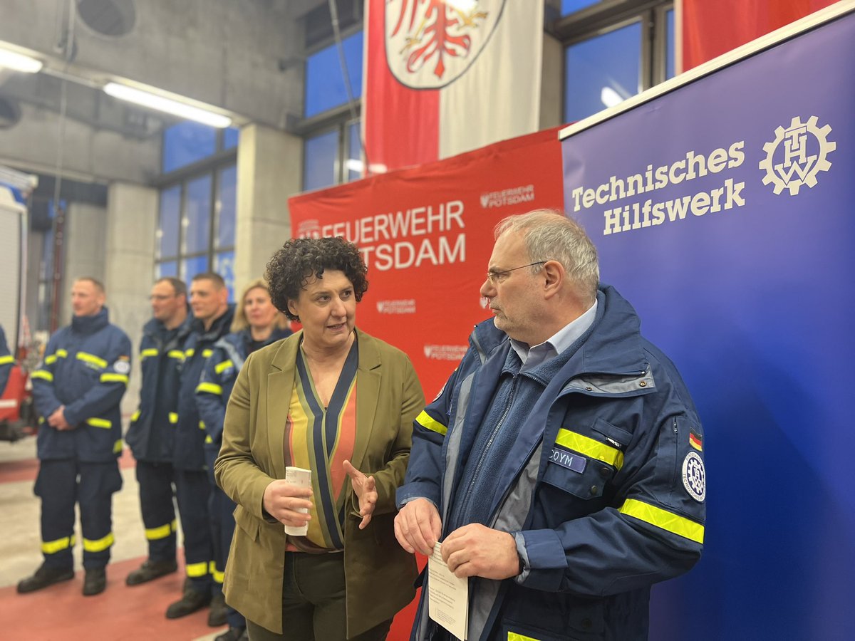 Die <a href="/LH_Potsdam/">Potsdam</a> | <a href="/FwPotsdam/">Feuerwehr Potsdam</a> hat eine wegweisende Initiative ergriffen und mit dem <a href="/THWLeitung/">Bundesanstalt THW</a> OV Potsdam die Vereinbarung zur Gründung der Schnelleinsatzeinheit Versorgung Energie (SEE-VE) unterzeichnet. 
Mehr Informationen unter: potsdam.de/de/kategorie/p…
#THW 
#Energie
^mb
