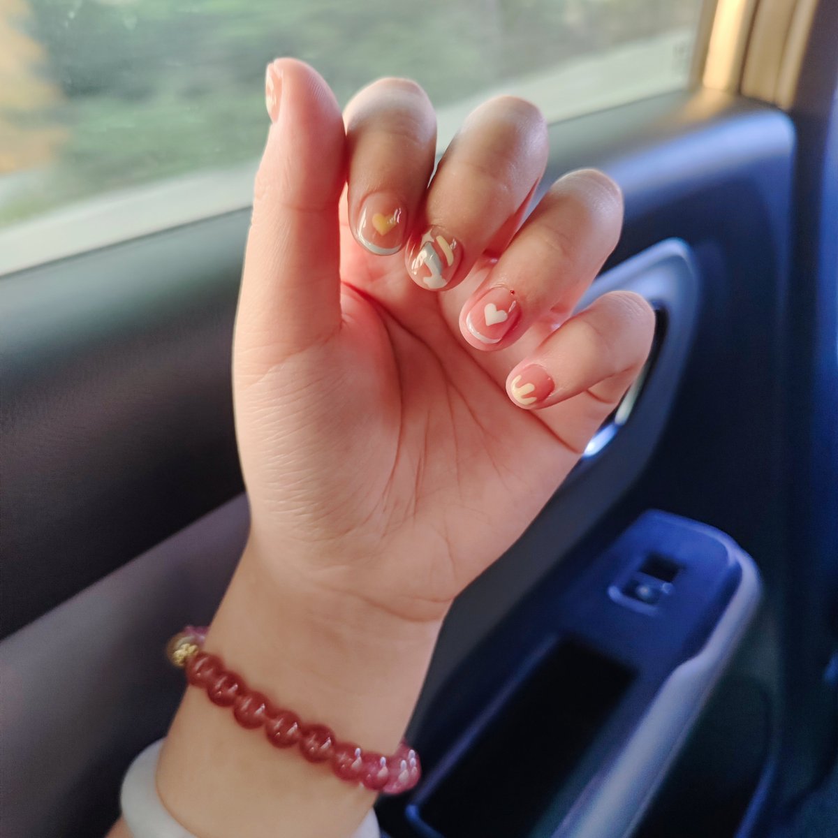 PuZai8's tweet photo. 刚做完美甲💅还想着小短甲终于可以扣扣了，谁知道家都没到就来姨妈了呜呜呜... https://t.co/ht3HTDdpIr