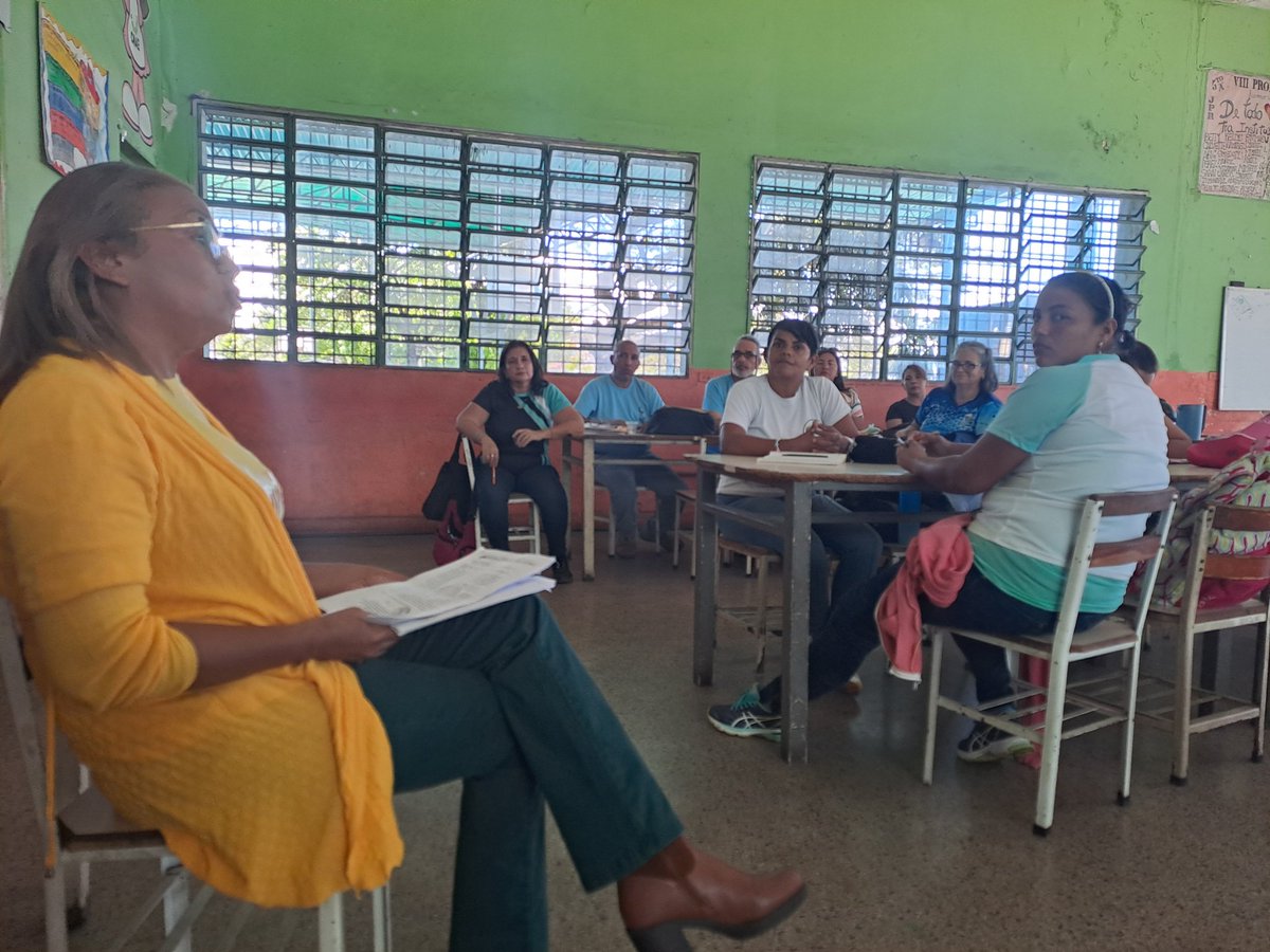 CDCEAragua's tweet photo. Desde la UENB Jesús Pacheco Rojas se desarrolló encuentro formativo con los enlaces de Gestión Interna y Gestión Comunicacional Municipal y Parroquiales. 
¡Juntos Por La Calidad Educativa! 
#TransformarPorElFuturo 
@NicolasMaduro 
@_LaAvanzadora 
@MPPEDUCACION 
@PiedadQuintana1 https://t.co/heXD8B8lVP