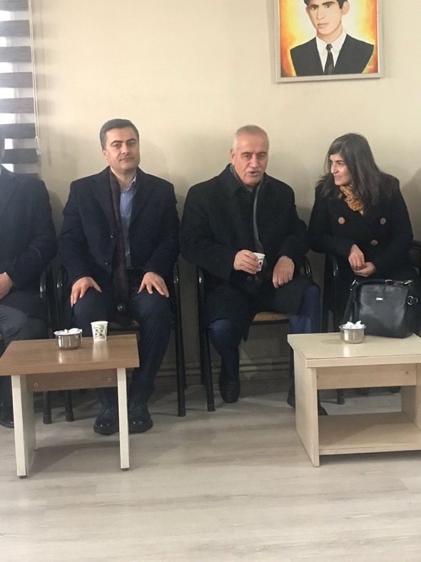 Bulanık suda balık avlamaya çalışanlar,bu resme iyi baksınlar.
Bizim paradigmamızda hiç bir şey yoldaşlıktan daha önce gelemez.
Hep birlikte kazanacağız.
Serkeftın 👏👏👏🙏🙏