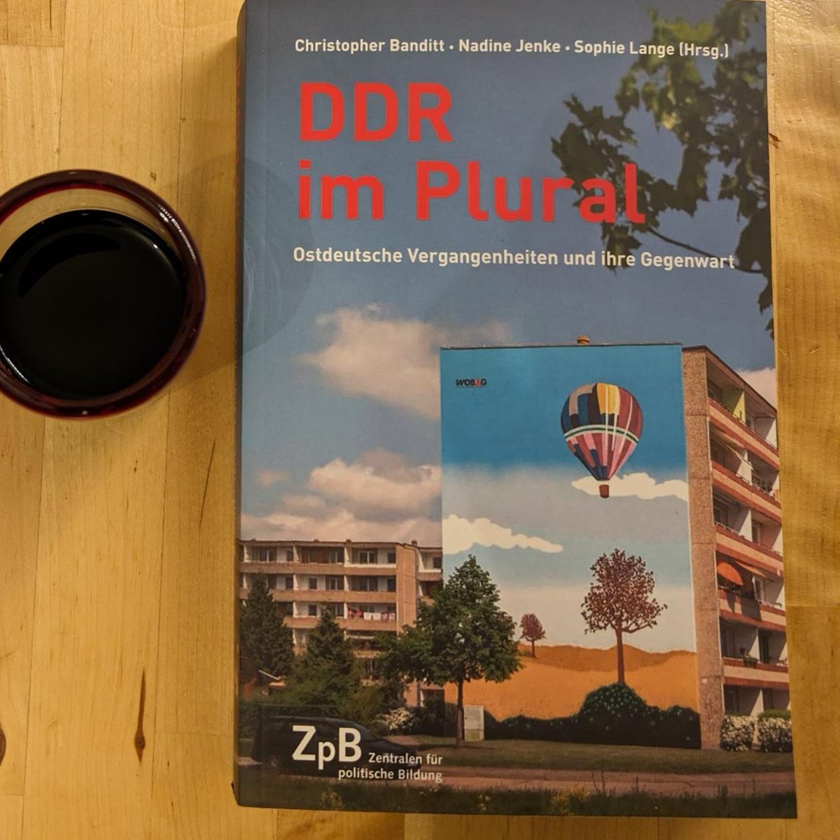 Zu haben bei der Sächsischen Landeszentrale für politische Bildung: shop.slpb.de/pub_online/446… Abendlektüre für #Gedenkstättengestalten