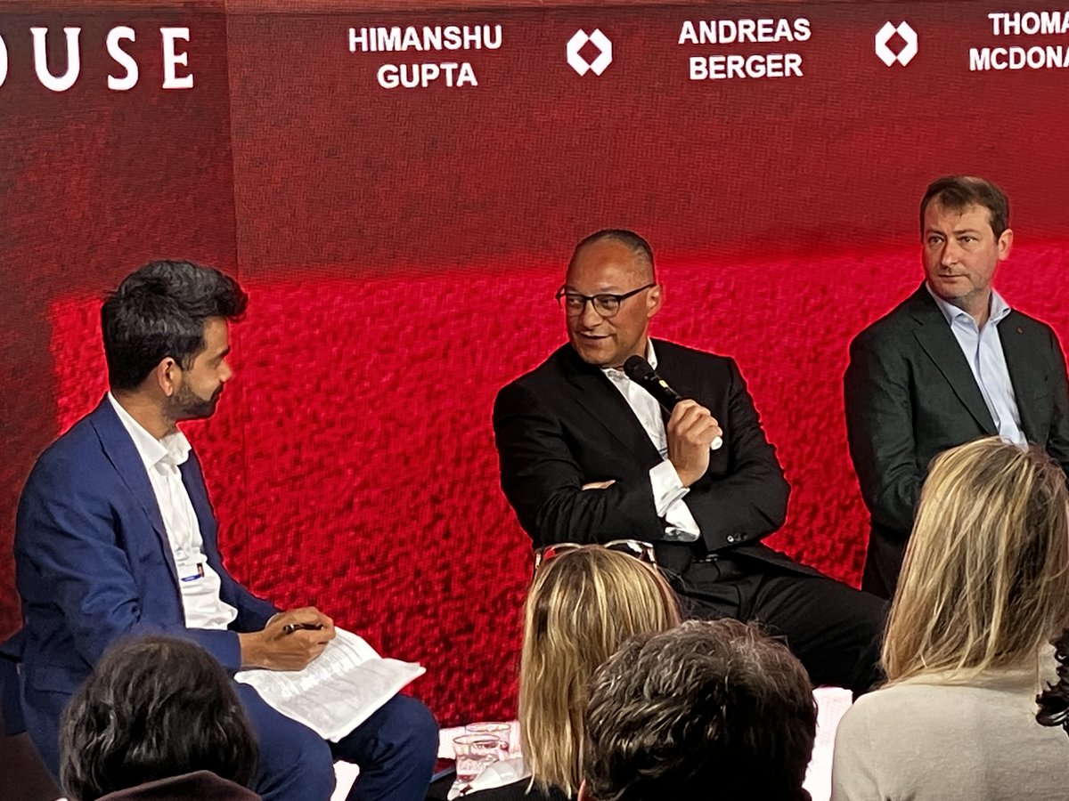 #artificialintelligence took the spotlight #WEF24 as <a href="/SwissRe_CS/">Corporate Solutions</a> Andreas Berger shared the stage to talk about the implications of AI for business.  Fascinating session <a href="/SwissRe/">Swiss Re</a>