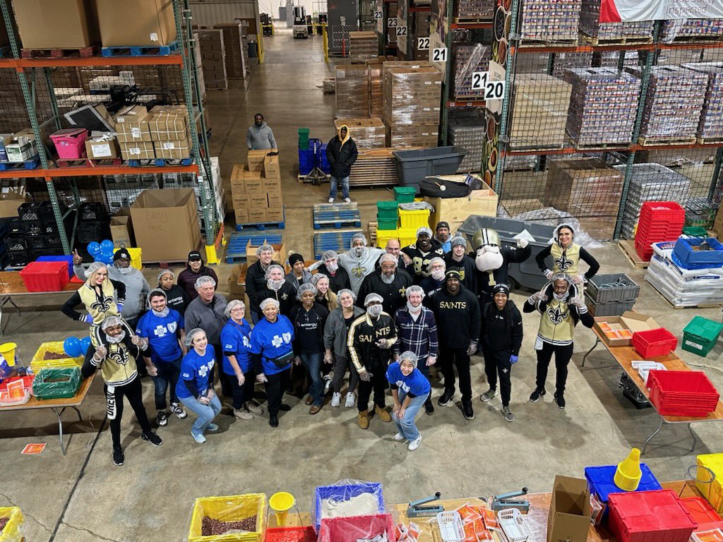 MichaelWTipton's tweet photo. Our amazing @BCBSLA #TeamBlue volunteers were at @2ndHarvestGNOA this morning w/ players &amp; staff from @Saints as well as colleagues from @EntergyLA &amp; @HealthyBlueLA. While the weather kept many away, these impressive individuals packed thousands of meals for those in need! https://t.co/RWtCNCQtrK