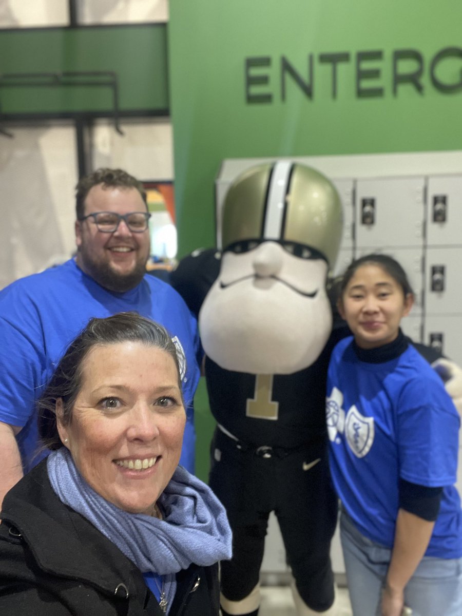 MichaelWTipton's tweet photo. Our amazing @BCBSLA #TeamBlue volunteers were at @2ndHarvestGNOA this morning w/ players &amp; staff from @Saints as well as colleagues from @EntergyLA &amp; @HealthyBlueLA. While the weather kept many away, these impressive individuals packed thousands of meals for those in need! https://t.co/RWtCNCQtrK