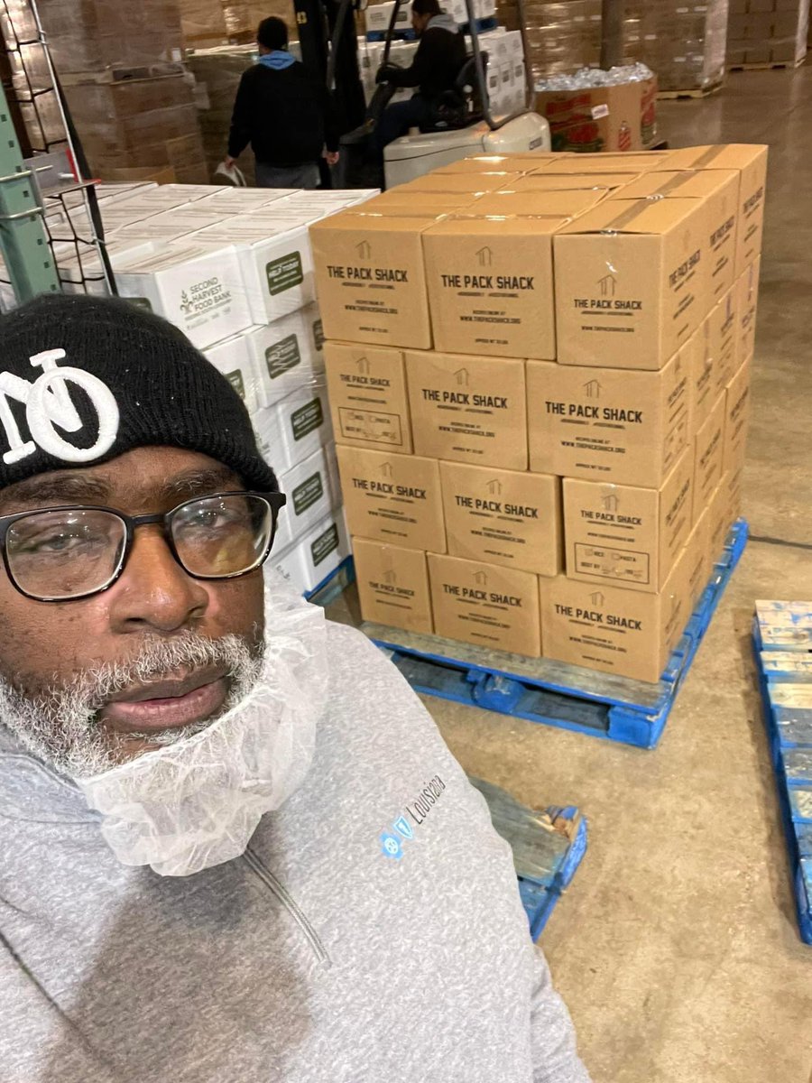 Our amazing @BCBSLA #TeamBlue volunteers were at <a href="/2ndHarvestGNOA/">2ndHarvestGNOA</a> this morning w/ players &amp; staff from <a href="/Saints/">New Orleans Saints</a> as well as colleagues from <a href="/EntergyLA/">Entergy Louisiana</a> &amp; <a href="/HealthyBlueLA/">Healthy Blue Louisiana</a>. While the weather kept many away, these impressive individuals packed thousands of meals for those in need!