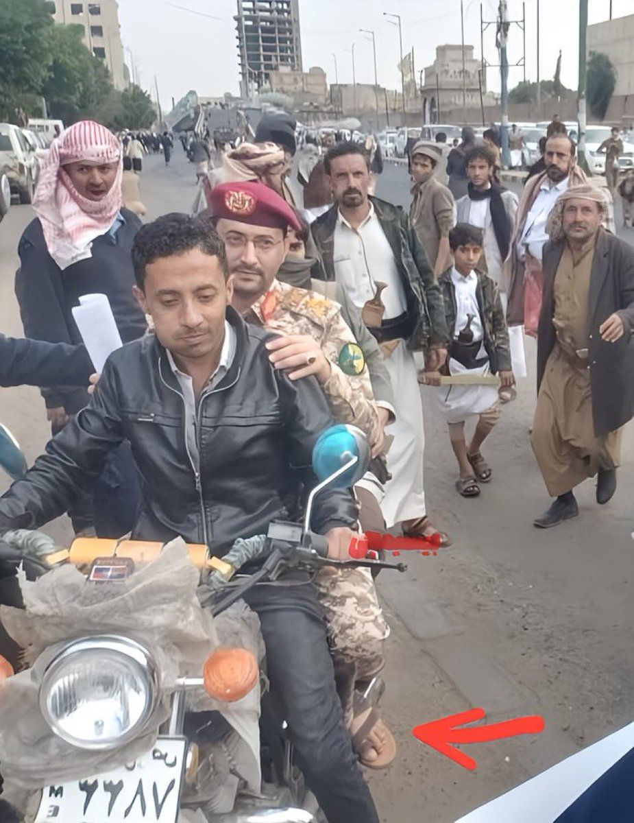 🇺🇸 In America, political leaders need 24/7 security because the public despises them so much.

🇾🇪 In Yemen, political leaders can hitch a ride on the back of a dudes moped with civilians all around because the public believes in them so much.