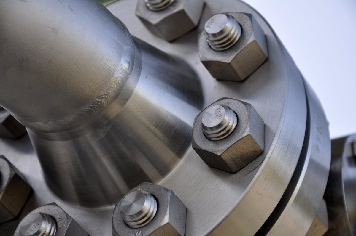 WesternofT's tweet photo. ANSI flanges, a critical component in various industrial applications, are designed to meet stringent safety and manufacturing requirements. Here are several key points about these standards. Read more - https://t.co/isajUfBlGC https://t.co/OgkOT1caAE