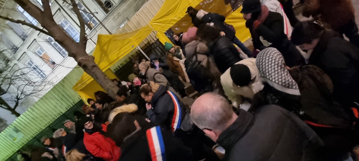 Au campement de sans-abris à Solférino. Avec plusieurs députés LFI et des membres du groupe thématique <a href="/PauvreteLFI/">Éradiquer la pauvreté</a>, nous dormirons ici ce soir pour faire lumière sur les mal-logés et les sans abris, pour réclamer la réquisition immédiate des logements vides.