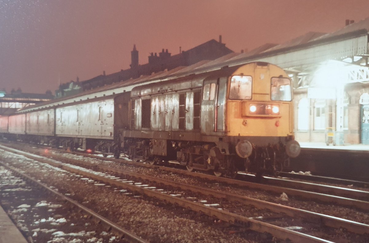 #TwentiesOnTuesday
20209 at on the centre roads of Nottingham Station with a rake of GUVs