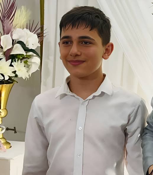 melih_meric's tweet photo. Staj gördüğü iş yerinde kafası sac büküm makinesine sıkışan 14 yaşındaki #ArdaTonbul maalesef yaşam mücadelesini kaybetti.Bunun adı iş kazası değil,CİNAYETTİR!

Anne babalarının üzerine titrediği çocuklarımızı "Çıraklık ve Staj" adı altında çalıştırılırken iş kazalarında yaralanıyor veya vefat ediyor. İlk işe giriş hakkı dahi verilmeyen yarım sigorta kimseyi korumuyor. Çağın gereklerine uymayan 3308 yasa ile ilgili mevzuatın değişme zamanı çoktan geçmiştir.

3308 Sayılı Kanun Kapsamında çocuk yaşlarda fiilen çalışmış tescilli sigortalıların, E-Devlet sisteminde görünen "4A Tescil Başlangıç" tarihi; "Hizmete Başlama Tarihi" olarak kabul edilmelidir. 

#ArdaTonbul kardeşime Allah’tan rahmet, ailesine, yakınlarına ve sevenlerine başsağlığı diliyorum. @mslm_alagoz